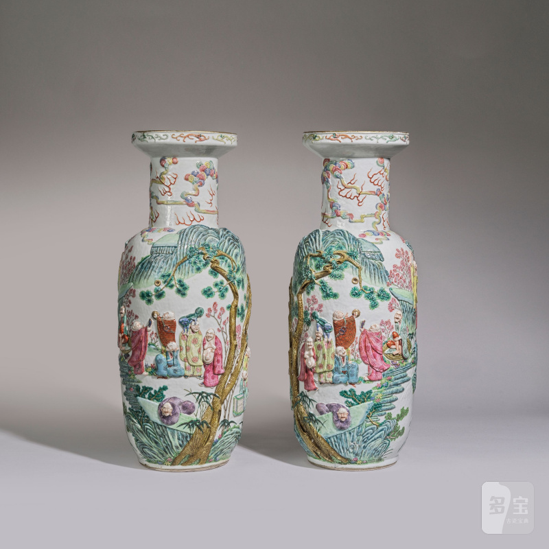 清晚期 粉彩凸雕十八羅漢棒槌瓶一對 | PAIRE DE GRANDS VASES EN PORCELAINE DE LA FAMILLE ROSE - 图1